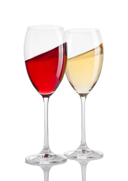 Glas voor rode en witte wijn in beweging op wit — Stockfoto