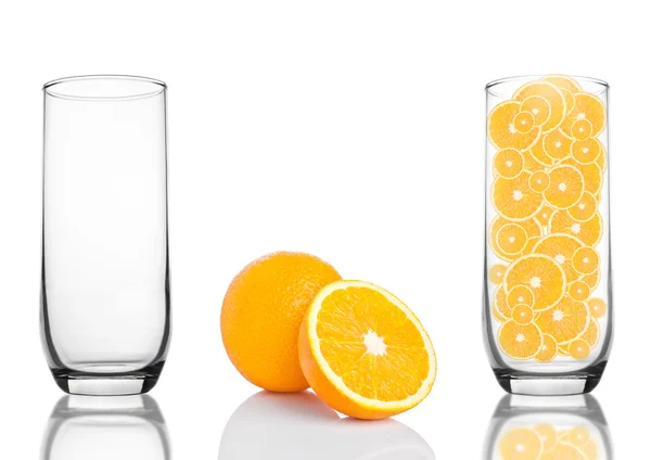 Glas gesunde Bio-Orangen innen auf weiß — Stockfoto