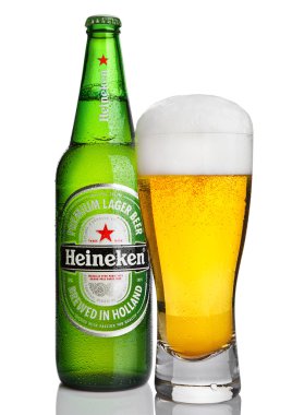 Londra, İngiltere-23 Ekim 2016: beyaz zemin üzerine cam ile Heineken bira bira şişesi. Heineken Heineken International, amiral gemisi ürünü