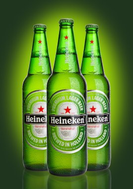 Londra, İngiltere-23 Ekim 2016: yeşil zemin üzerine Heineken bira bira şişeleri. Heineken Heineken International, amiral gemisi ürünü