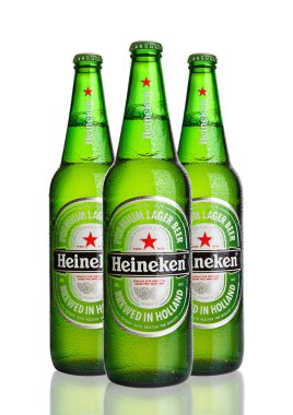 Londra, İngiltere-Ekim 123, 2016: beyaz zemin üzerine Heineken bira bira şişeleri. Heineken Heineken International, amiral gemisi ürünü