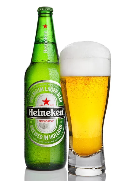 LONDRES, UK-OCTUBRE 23, 2016: Botella de cerveza Heineken Lager con vidrio sobre fondo blanco. Heineken es el producto estrella de Heineken International —  Fotos de Stock