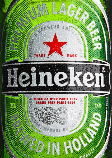 Londra, İngiltere-23 Ekim 2016: şişe Heineken bira bira makro frost damla ile. Heineken Heineken International, amiral gemisi ürünü