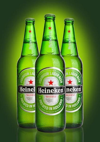 ЛОНДОН, Великобритания -23 ОКТЯБРЯ 2016: Бутылки пива Heineken Lager Beer на зеленом фоне. Heineken является флагманским продуктом Heineken International — стоковое фото