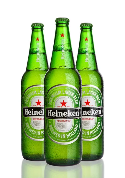 LONDRES, UK -OCTUBRE 123, 2016: Botellas de cerveza Heineken Lager sobre fondo blanco. Heineken es el producto estrella de Heineken International —  Fotos de Stock