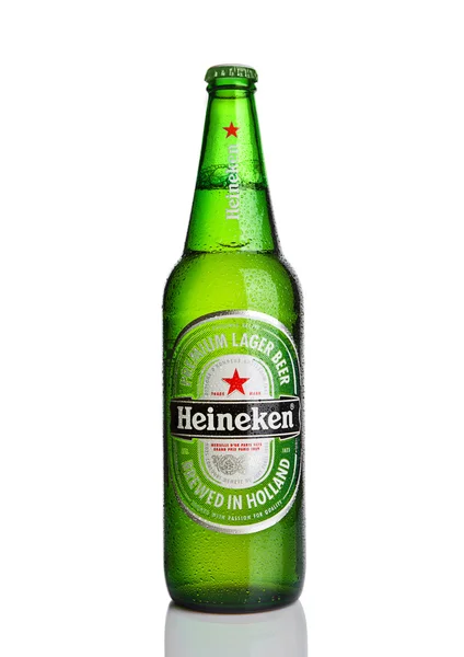 LONDRES, UK -OCTUBRE 123, 2016: Botella de cerveza Heineken Lager sobre fondo blanco. Heineken es el producto estrella de Heineken International — Foto de Stock