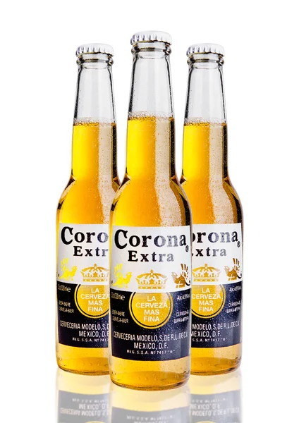 ЛОНДОН, ОБЪЕДИНЕННЫЙ КИНГДОМ - 23 октября 2016 года: Бутылки пива Corona Extra Beer на белом. Corona, произведенная Grupo Modelo совместно с Anheuser Busch InBev, является самым популярным импортным пивом в США . — стоковое фото
