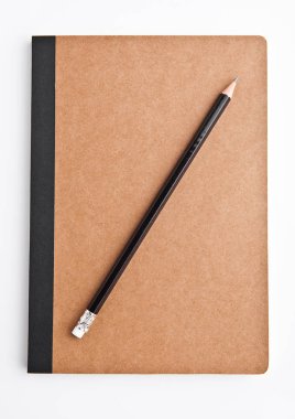Kahverengi not defteri ve kalem ile boş boş