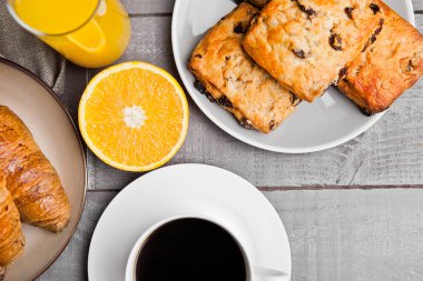 Sağlıklı kahvaltı kahve suyu meyve pasta ile