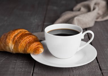 fincan sade kahve ve kruvasan kahvaltı için