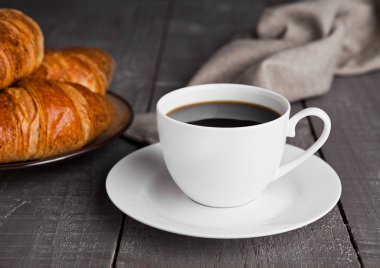 fincan sade kahve ve kruvasan kahvaltı için