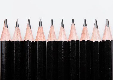 Beyaz arka planda siyah grafit kalem