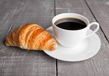 fincan sade kahve ve kruvasan kahvaltı için
