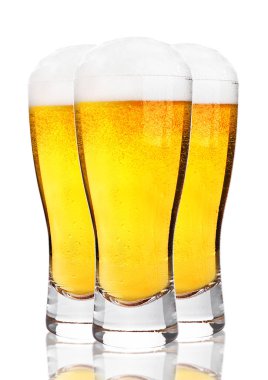 Soğuk birayla köpük ve beyaz köpük bardak