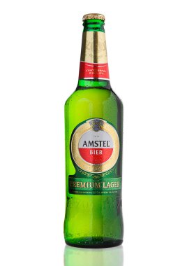 London, Büyük Britanya - 01 Kasım 2016: soğuk bir şişe Amstel Premium Lager beyaz arka plan üzerinde. Amstel Zoeterwoude Heineken International tarafından üretilen bira uluslararası bilinen bir markasıdır., 