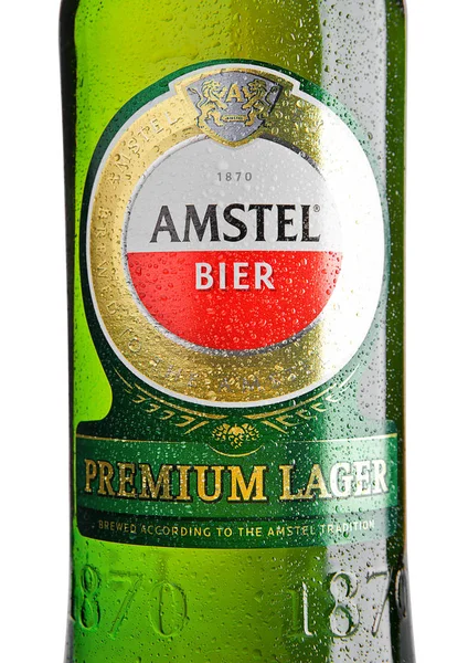 LONDRES, REINO UNIDO - 01 DE NOVIEMBRE DE 2016: Fría botella de Amstel Premium Lager sobre fondo blanco.Amstel es una marca de cerveza internacionalmente conocida producida por Heineken International en Zoeterwoude , — Foto de Stock