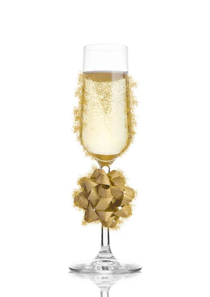 Glaasje champagne met de gift van Kerstmis decoratie — Stockfoto