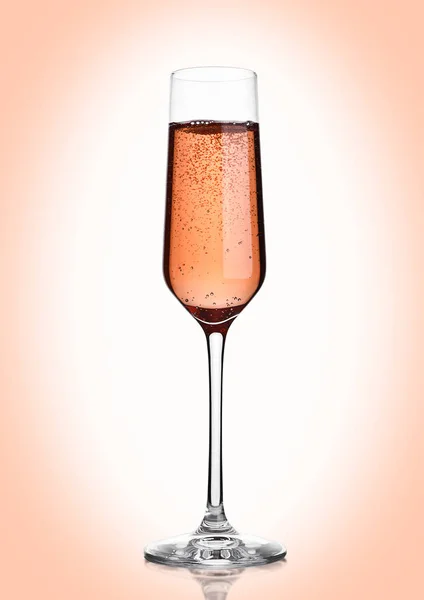 Glas rosa Rose Champagner mit Blasen auf rosa — Stockfoto