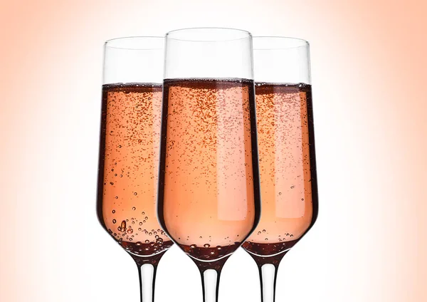 Склянка рожевого шампанського з бульбашками на рожевому — стокове фото