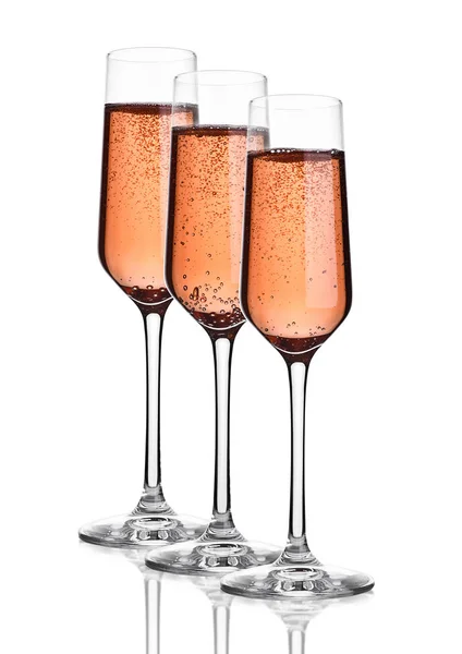 Glas rosa Rose Champagner mit Blasen auf weiß — Stockfoto