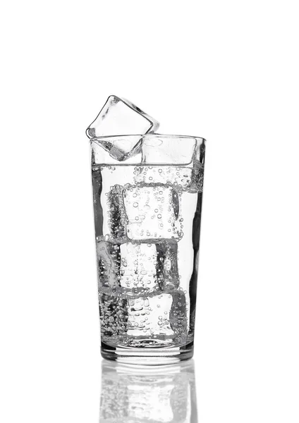 Склянка апельсинової соди напій холодний з кубиками льоду — стокове фото