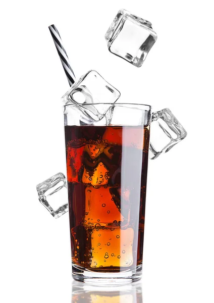 Copo de refrigerante de cola beber frio com cubos de gelo — Fotografia de Stock