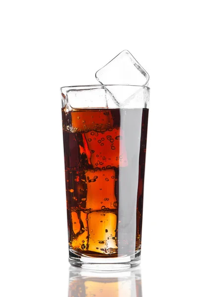 Glas cola soda dricka kall med isbitar — Stockfoto