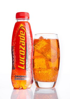 Londra, İngiltere - 05 Kasım 2016: Lucozade orijinal enerji Studio beyaz arka plan üzerinde atış içeceği
