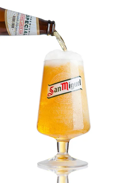 ЛОНДОН, К- НОЯБРЬ, 2016: Холодный стакан пива Сан-Мигель. Бренд San Fuel является ведущим брендом San Fuel Breeze Inc, крупнейшего производителя пива на Филиппинах. . — стоковое фото
