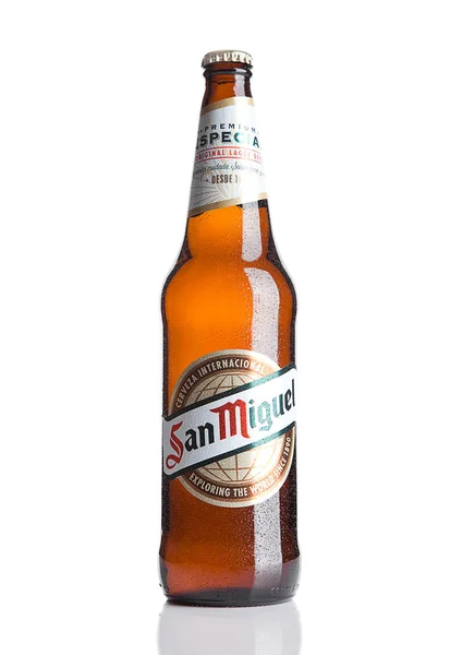 LONDRES, UK- NOVIEMBRE, 2016: Fría botella de cerveza San Miguel. La marca de cerveza San Miguel es la marca líder de la Cervecería San Miguel Inc, el mayor productor de cerveza en Filipinas . — Foto de Stock