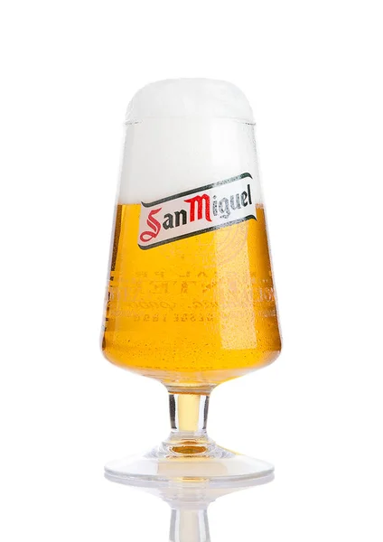 ЛОНДОН, К- НОЯБРЬ, 2016: Холодный стакан пива Сан-Мигель. Бренд San Fuel является ведущим брендом San Fuel Breeze Inc, крупнейшего производителя пива на Филиппинах. . — стоковое фото