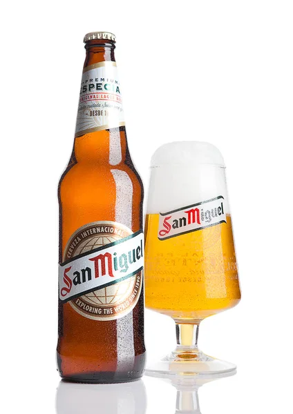 LONDRES, UK- NOVIEMBRE, 2016: Fría botella y vaso de cerveza San Miguel. La marca de cerveza San Miguel es la marca líder de la Cervecería San Miguel Inc, el mayor productor de cerveza en Filipinas . — Foto de Stock