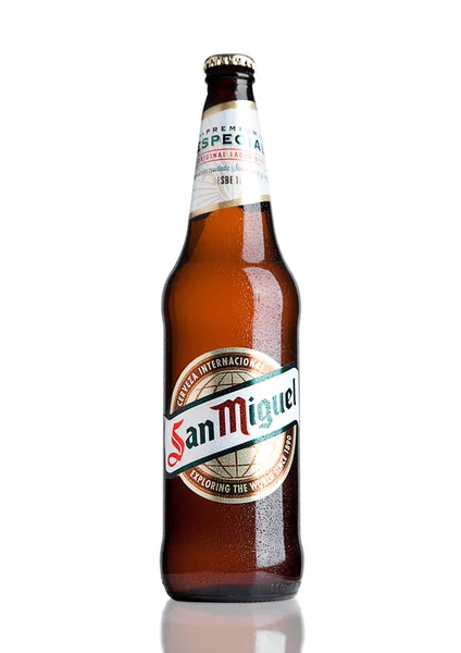 LONDRES, UK- NOVIEMBRE, 2016: Fría botella de cerveza San Miguel. La marca de cerveza San Miguel es la marca líder de la Cervecería San Miguel Inc, el mayor productor de cerveza en Filipinas . — Foto de Stock