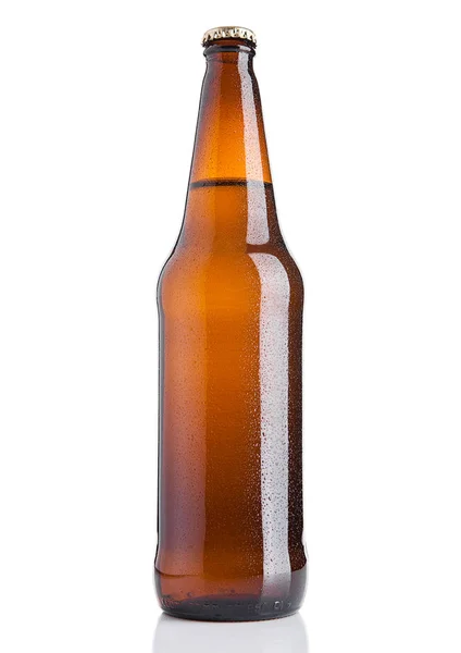 Frío botella de cerveza marrón con escarcha en blanco — Foto de Stock