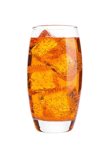 Glas van Oranje energie frisdrank drank met ijs — Stockfoto