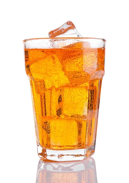 Glas van Oranje energie frisdrank drank met ijs — Stockfoto