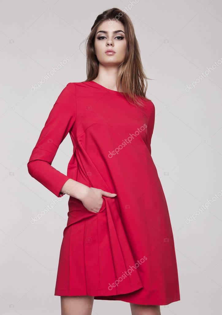 Schone Junge Madchen In Rotem Kleid Mode Auf Grau Stockfotografie Lizenzfreie Fotos C Denismart 129717830 Depositphotos