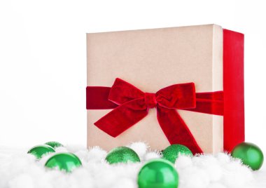 Oyuncaklar ve kar Noel için kırmızı hediye kutusu