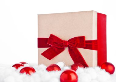 Oyuncaklar ve kar Noel için kırmızı hediye kutusu