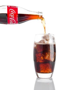Londra, İngiltere - 07 Kasım 2016: Klasik şişe cam beyaz zemin üzerine dökülen Coca-Cola 
