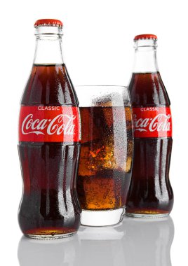 Londra, İngiltere - 07 Kasım 2016: Klasik şişe Coca-Cola, cam Noel oyuncaklar ve kar beyaz zemin üzerine