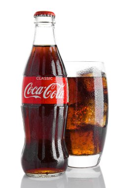 Londra, İngiltere - 07 Kasım 2016: Klasik şişe Coca-Cola, cam Noel oyuncaklar ve kar beyaz zemin üzerine
