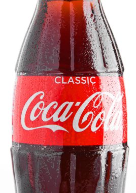 Londra, İngiltere - 07 Kasım 2016: Klasik şişe Coca-Cola, Noel oyuncaklar ve kar beyaz arka plan