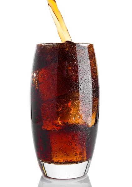 Wylewanie cola soda napój do szklanki z lodem — Zdjęcie stockowe