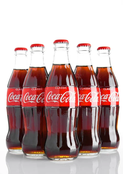 London, Verenigd Koninkrijk - 07 November 2016: Classic van Coca-Cola flessen op witte achtergrond — Stockfoto