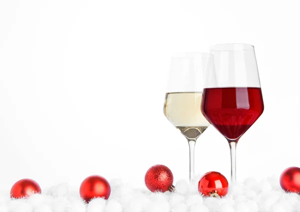Ποτήρια κόκκινο και λευκό κρασί Χριστούγεννα με μπάλες — Φωτογραφία Αρχείου