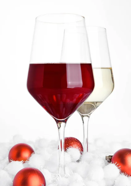 Ποτήρια άσπρο και κόκκινο κρασί σε λευκό — Φωτογραφία Αρχείου