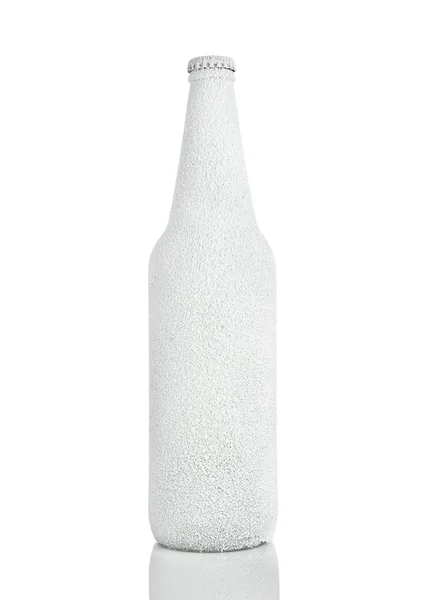 Garrafa de cerveja gelada coberta de neve no branco — Fotografia de Stock
