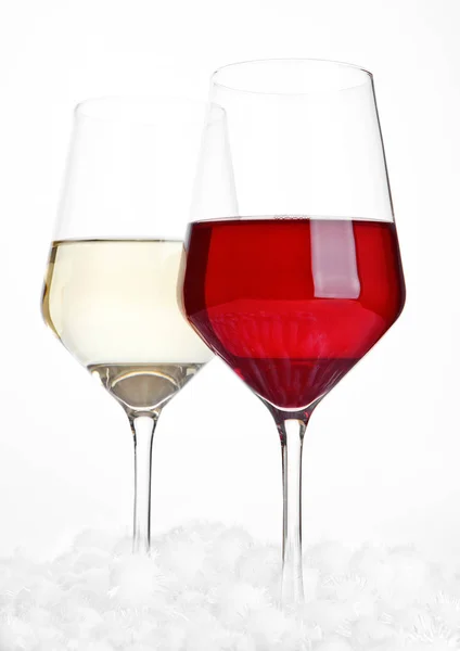 Vasos de vino tinto y blanco navidad con bolas — Foto de Stock