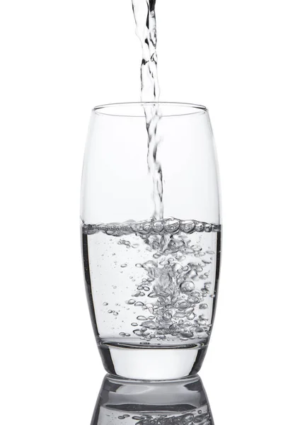 Despejando água fresca fresca e saudável no vidro — Fotografia de Stock